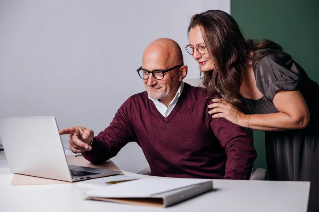 Anja und Harald Denifle am Computer.